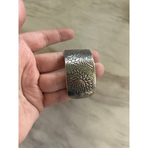 Salisbury Pewter Birth Month November Chrysanthemum Bangle Bracelet - Picture 4 of 10